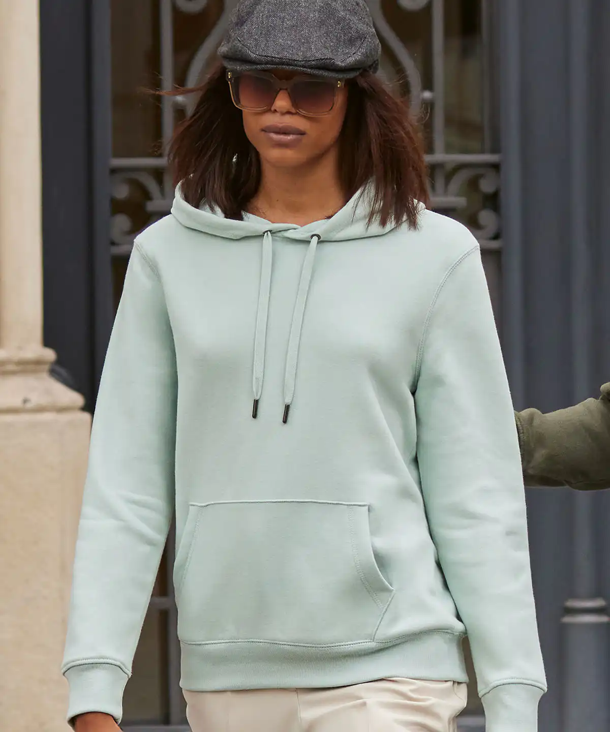 B&c queen hooded
